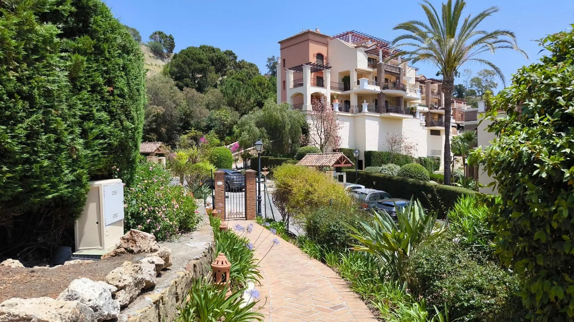 Las Jacarandas Penthouse With Stunning Views & Private Rooftop Benahavís 0*,  Ισπανία